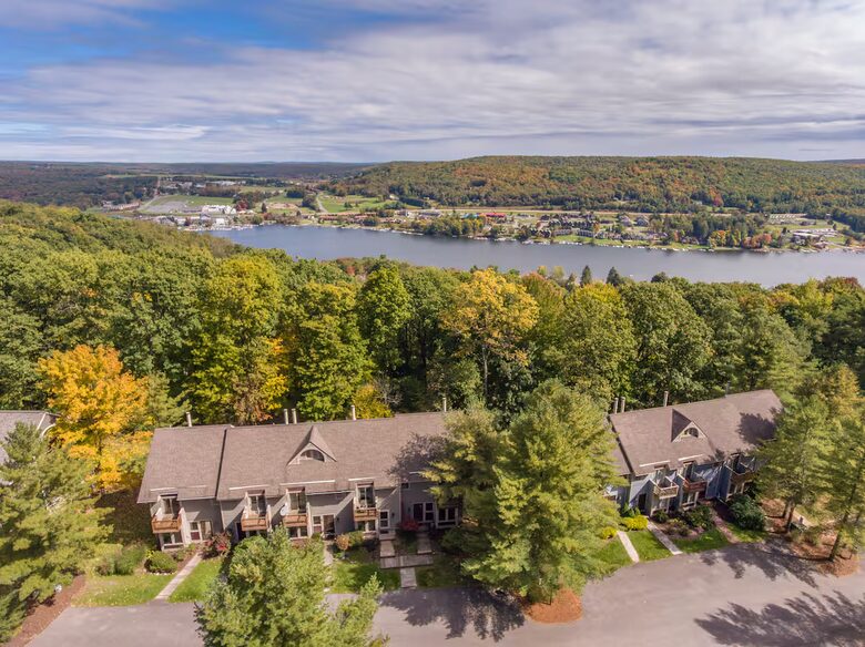 Elegant Ski-In/Ski-Out Townhome with Lake Access - McHenry, Maryland