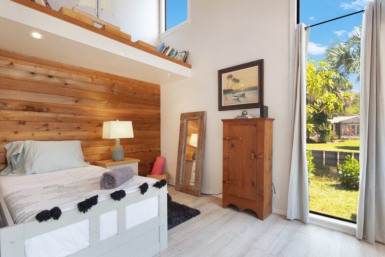 West Palm Beach Courtyard Retreat Near the Intracoastal - West Palm Beach, Florida