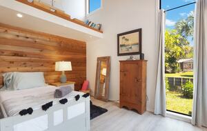 West Palm Beach Courtyard Retreat Near the Intracoastal - West Palm Beach, Florida