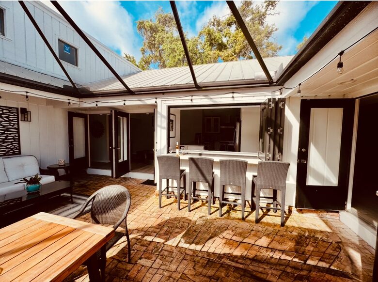 West Palm Beach Courtyard Retreat Near the Intracoastal - West Palm Beach, Florida