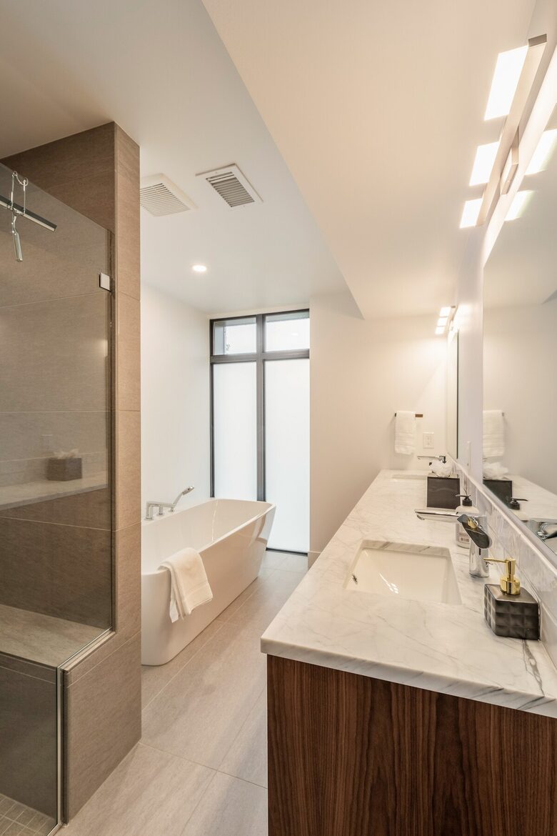 1st Mater bedroom with tub and dual sinks