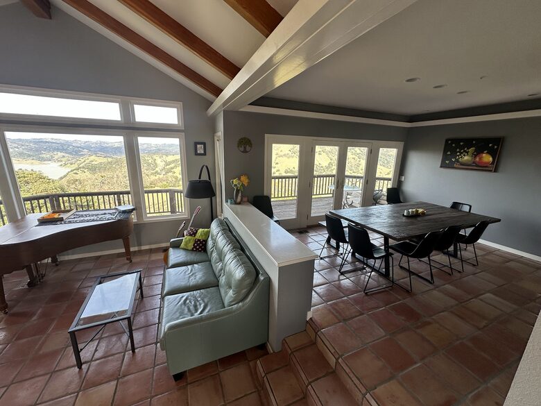 Elevated Living Overlooking Lake Sonoma - Geyserville, California