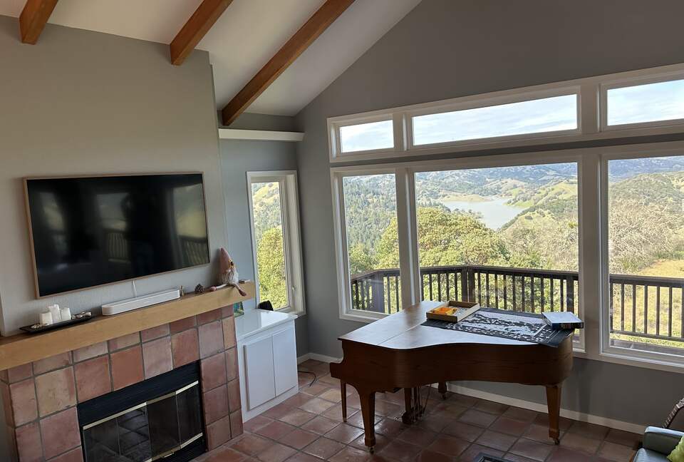 Elevated Living Overlooking Lake Sonoma - Geyserville, California