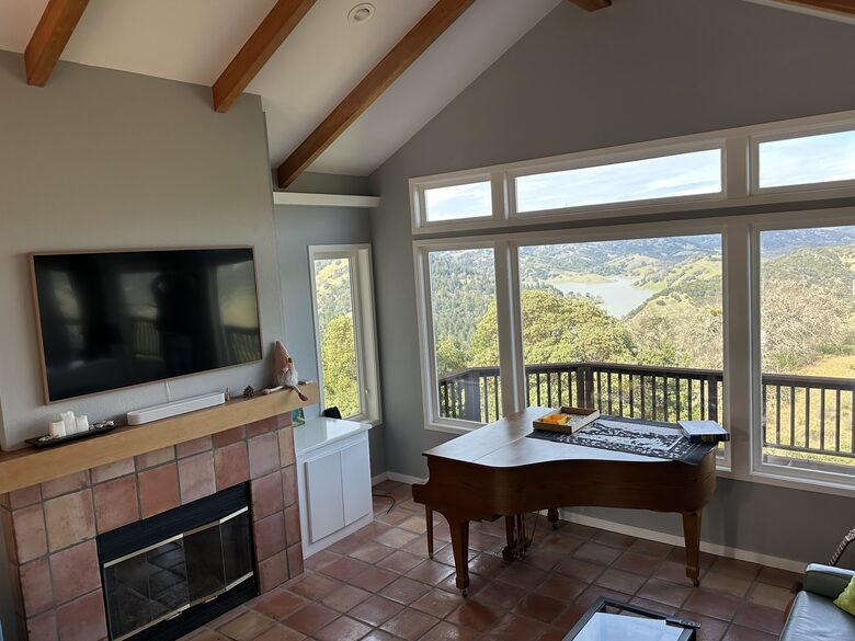 Elevated Living Overlooking Lake Sonoma - Geyserville, California