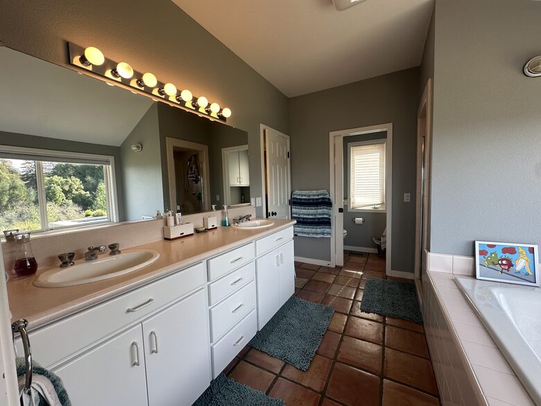 Elevated Living Overlooking Lake Sonoma - Geyserville, California