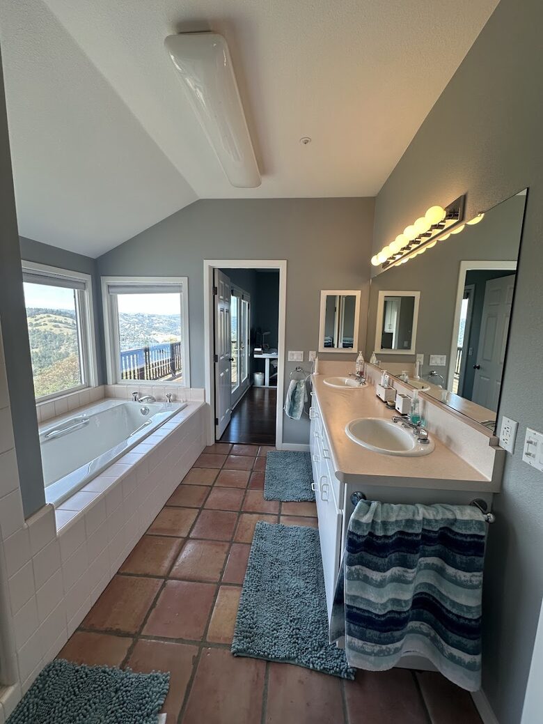 Elevated Living Overlooking Lake Sonoma - Geyserville, California