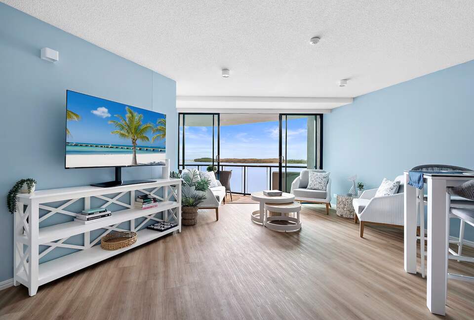 Netflix or ocean views from the breakfast bar