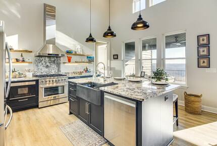 Tranquil Comfort with Forest & Lake Views - Hilham, Tennessee
