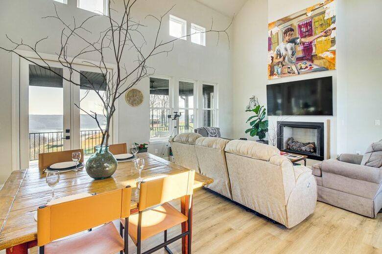 Tranquil Comfort with Forest & Lake Views - Hilham, Tennessee
