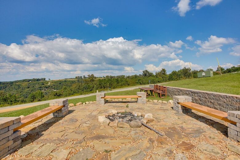 Tranquil Comfort with Forest & Lake Views - Hilham, Tennessee