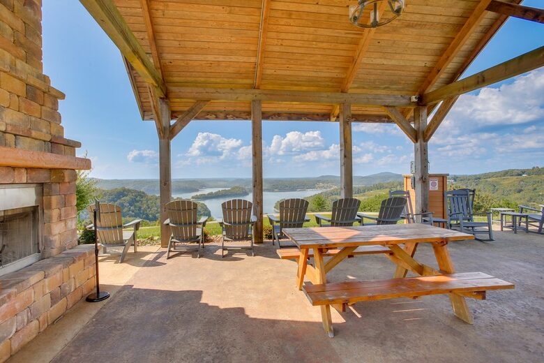 Tranquil Comfort with Forest & Lake Views - Hilham, Tennessee