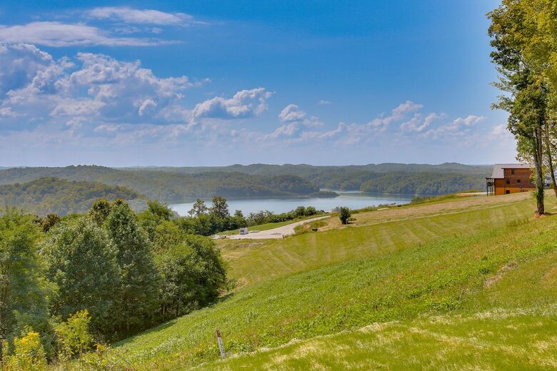 Tranquil Comfort with Forest & Lake Views - Hilham, Tennessee