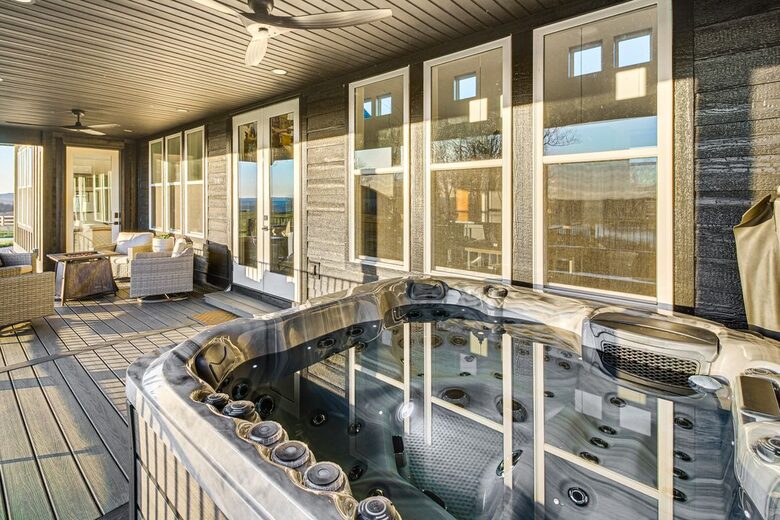 Tranquil Comfort with Forest & Lake Views - Hilham, Tennessee