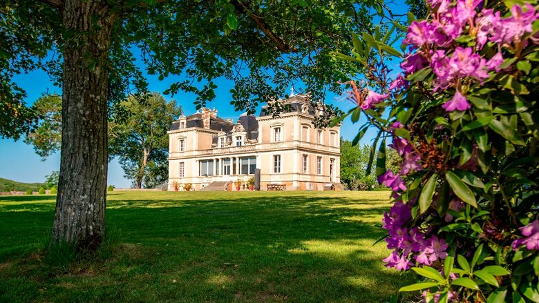 Historic Château with Riverside Views & Heated Pool - Daon, Mayenne, France
