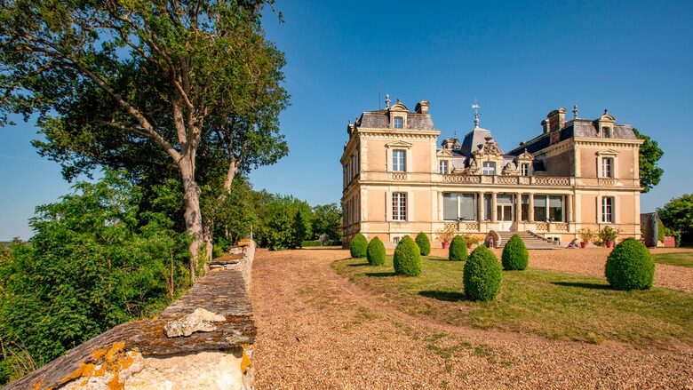 Historic Château with Riverside Views & Heated Pool - Daon, Mayenne, France