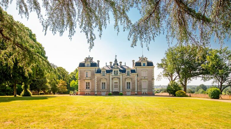 Historic Château with Riverside Views & Heated Pool - Daon, Mayenne, France