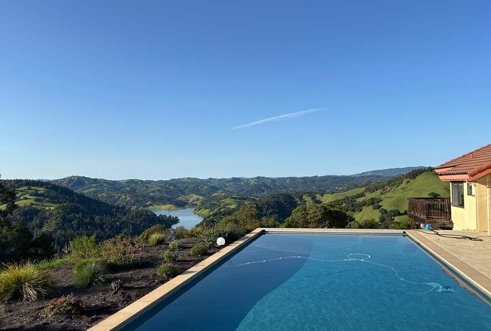 Elevated Living Overlooking Lake Sonoma - Geyserville, California