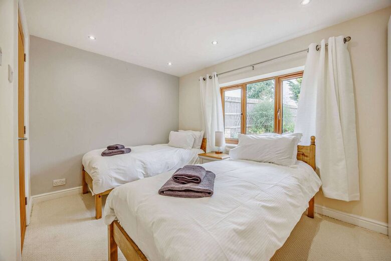 A Refined Cotswold Retreat with Countryside Elegance - Salford, United Kingdom
