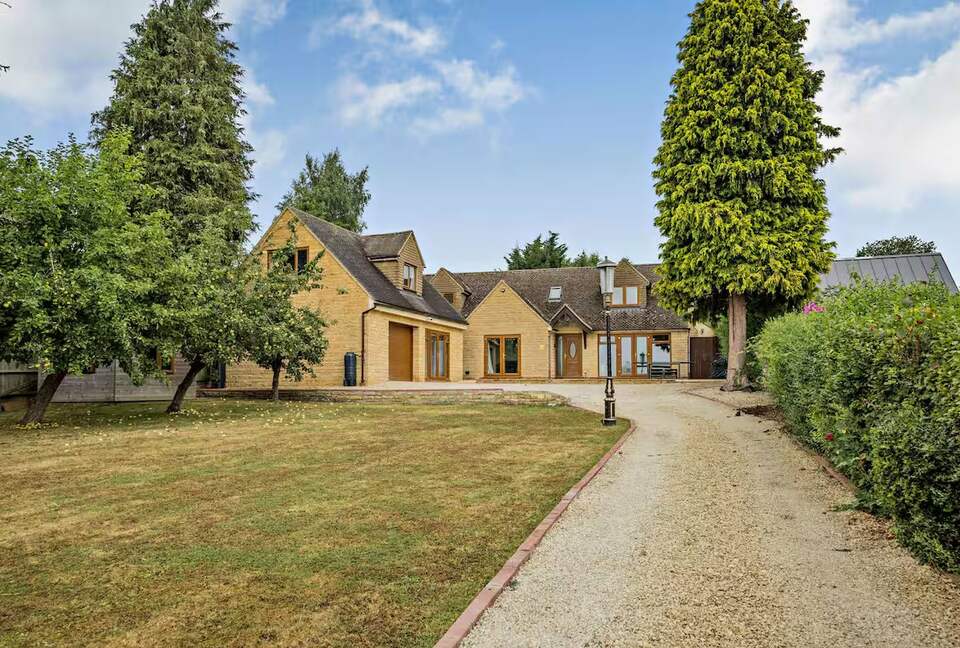 A Refined Cotswold Retreat with Countryside Elegance - Salford, United Kingdom