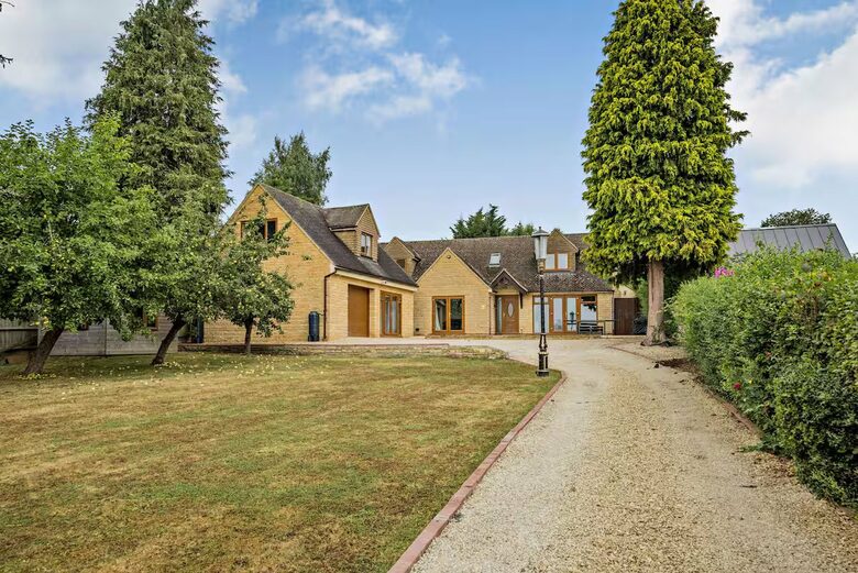 A Refined Cotswold Retreat with Countryside Elegance - Salford, United Kingdom