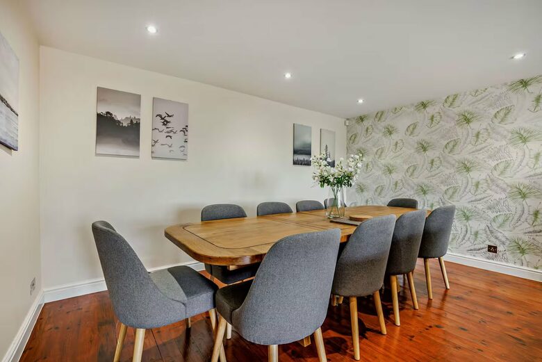 A Refined Cotswold Retreat with Countryside Elegance - Salford, United Kingdom