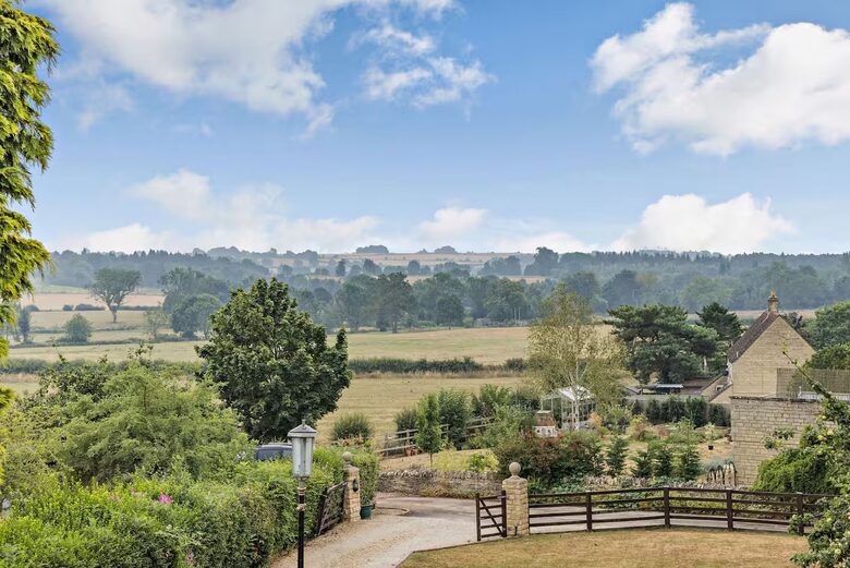 A Refined Cotswold Retreat with Countryside Elegance - Salford, United Kingdom