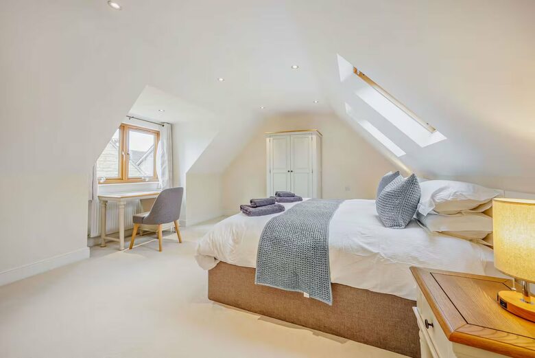A Refined Cotswold Retreat with Countryside Elegance - Salford, United Kingdom
