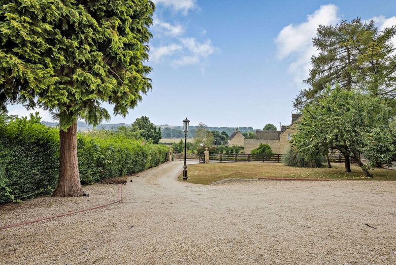 A Refined Cotswold Retreat with Countryside Elegance - Salford, United Kingdom