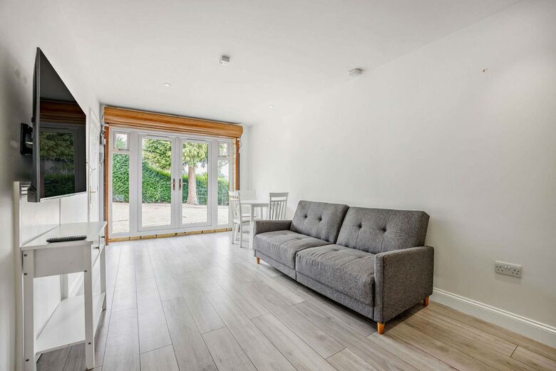 A Refined Cotswold Retreat with Countryside Elegance - Salford, United Kingdom