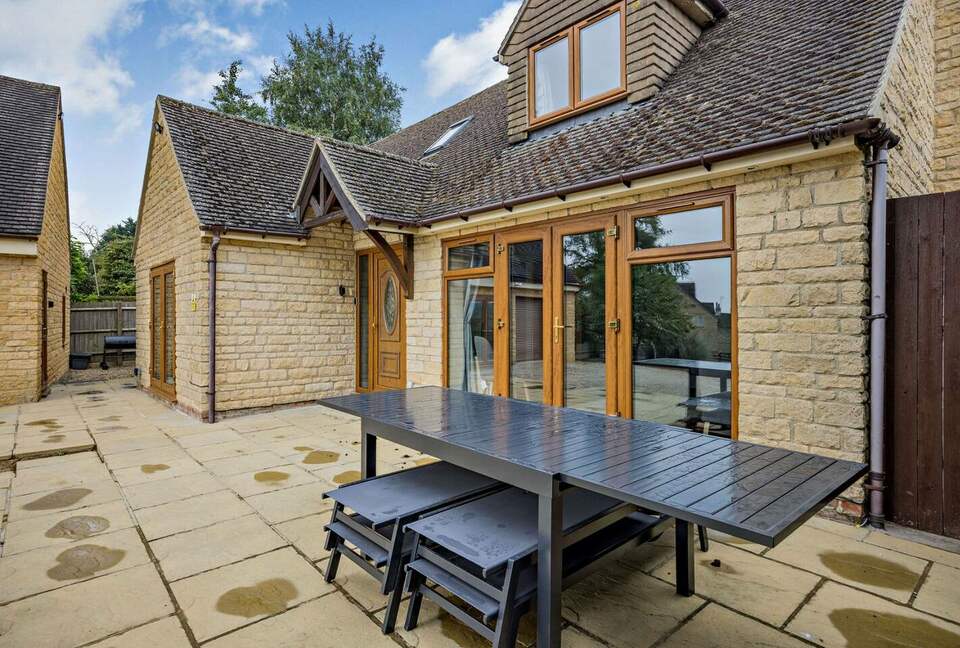 A Refined Cotswold Retreat with Countryside Elegance - Salford, United Kingdom