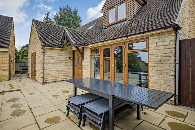 A Refined Cotswold Retreat with Countryside Elegance - Salford, United Kingdom