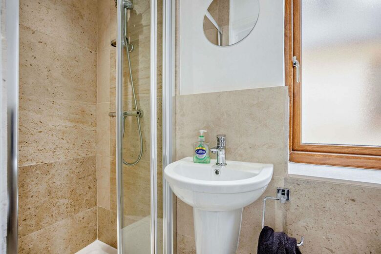 A Refined Cotswold Retreat with Countryside Elegance - Salford, United Kingdom