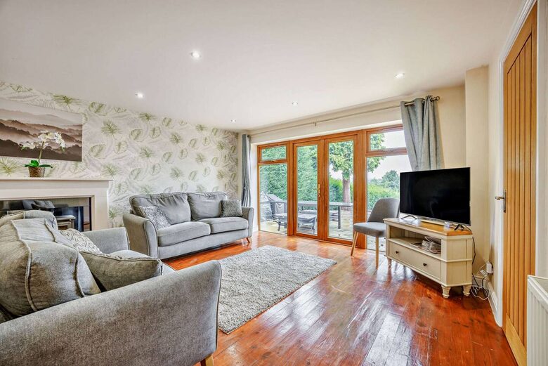 A Refined Cotswold Retreat with Countryside Elegance - Salford, United Kingdom