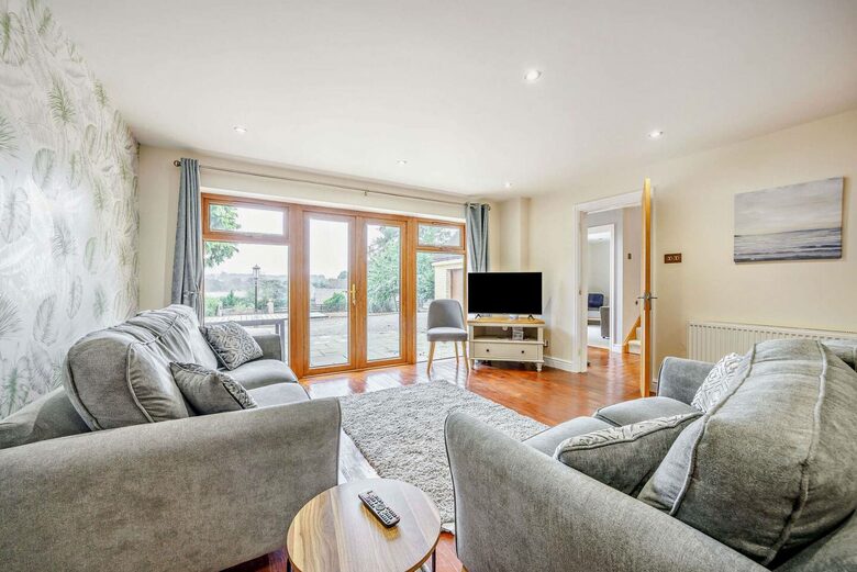 A Refined Cotswold Retreat with Countryside Elegance - Salford, United Kingdom