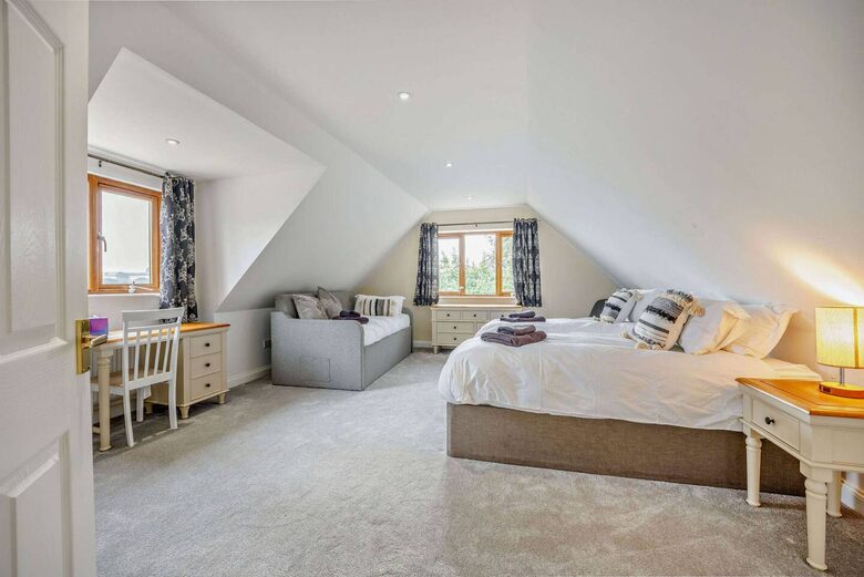 A Refined Cotswold Retreat with Countryside Elegance - Salford, United Kingdom