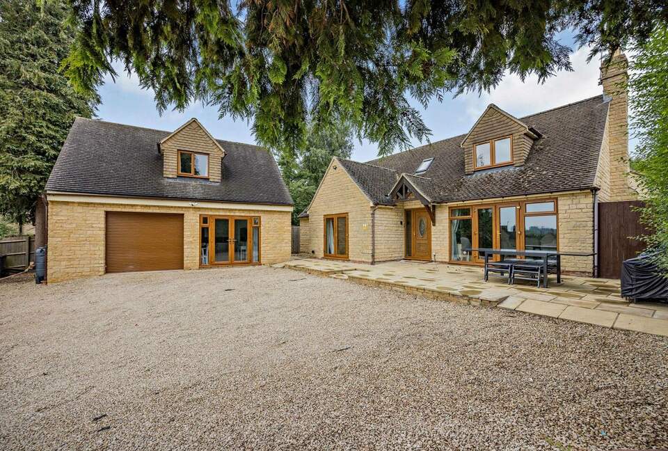 A Refined Cotswold Retreat with Countryside Elegance - Salford, United Kingdom