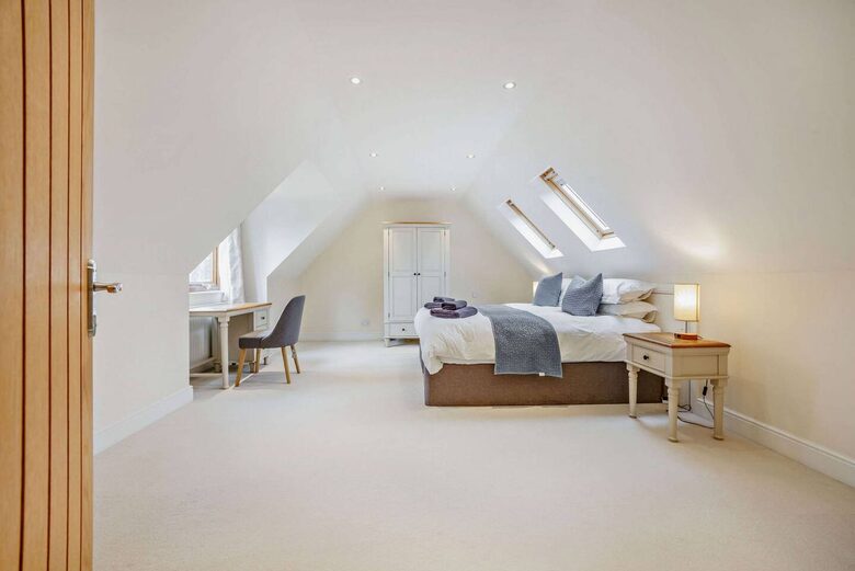 A Refined Cotswold Retreat with Countryside Elegance - Salford, United Kingdom