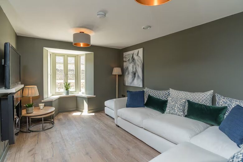 Cotswold Former Post House with Countryside Charm - Leighterton, Tetbury, United Kingdom