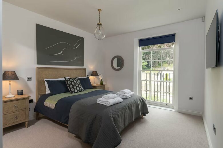 Elegant Georgian Penthouse with Panoramic Bath Views - Bath, United Kingdom