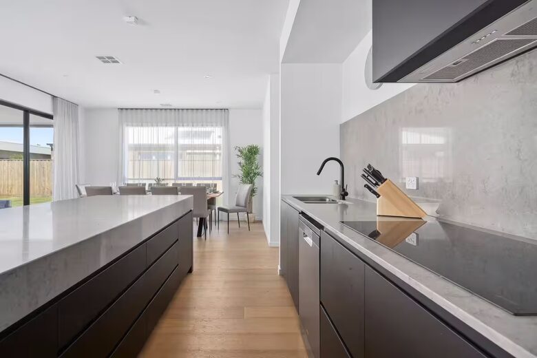 Modern Seaside Sophistication in Ocean Grove - Ocean Grove, Australia