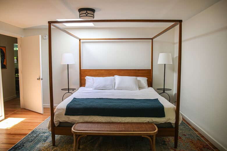 Mid-Century Gem with Garden & Jacuzzi in Innis Arden - Shoreline, Washington