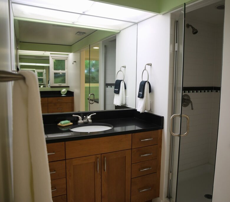 Mid-Century Gem with Garden & Jacuzzi in Innis Arden - Shoreline, Washington