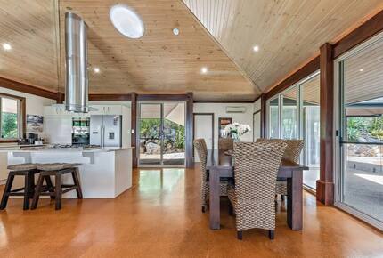Tranquil Mandalay Retreat with Private Pool & Balinese Charm - Mandalay, Australia
