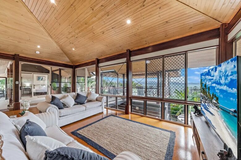 Tranquil Mandalay Retreat with Private Pool & Balinese Charm - Mandalay, Australia