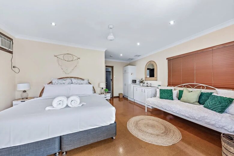 Tranquil Mandalay Retreat with Private Pool & Balinese Charm - Mandalay, Australia