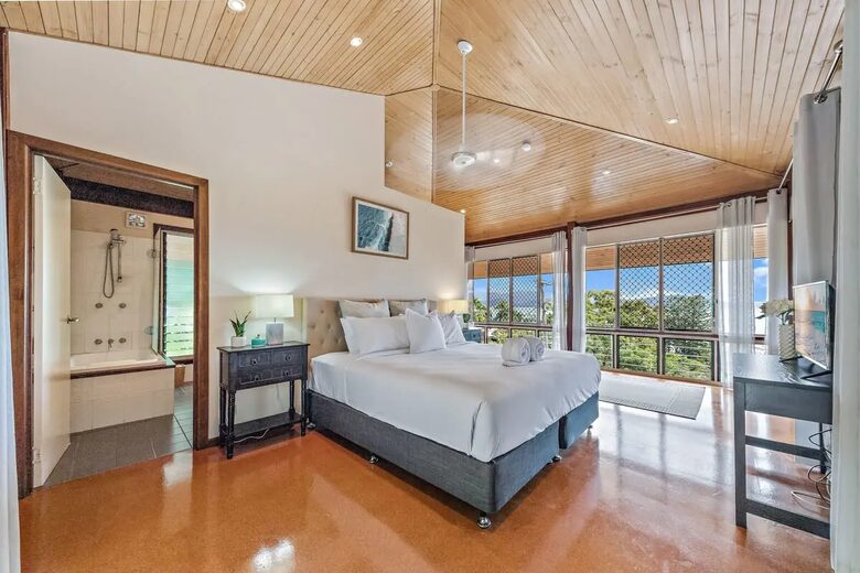 Tranquil Mandalay Retreat with Private Pool & Balinese Charm - Mandalay, Australia