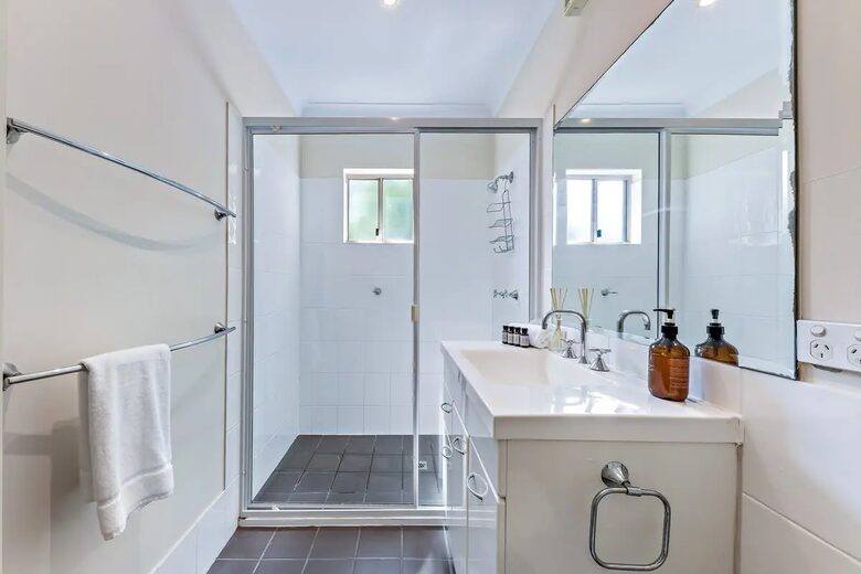 Tranquil Mandalay Retreat with Private Pool & Balinese Charm - Mandalay, Australia