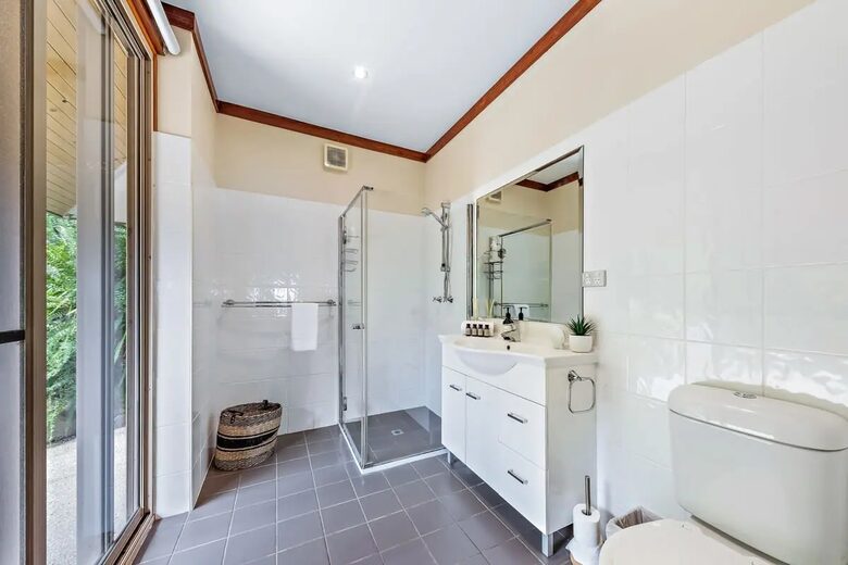 Tranquil Mandalay Retreat with Private Pool & Balinese Charm - Mandalay, Australia