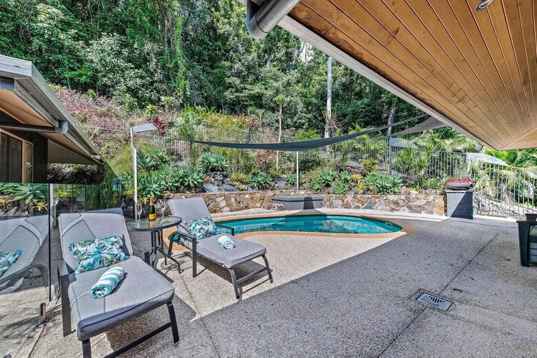 Tranquil Mandalay Retreat with Private Pool & Balinese Charm - Mandalay, Australia