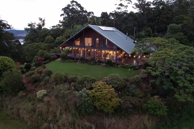 Elevated Elegance with Ocean Sunrise Views - Newee Creek, Australia